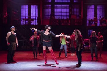 Helsingin Kaupunginteatteri – Kinky Boots – Kuvassa Tero Koponen, Sanna Saarijärvi, Lauri Mikkola, Laura Alajääski, Inka Tiitinen, Sonja Pajunoja – Kuva © Mirka Kleemola