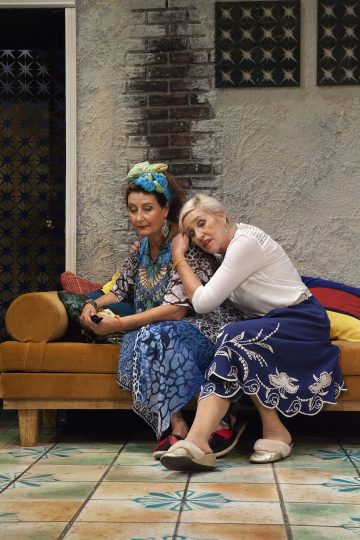 Helsingin Kaupunginteatteri – Pullo cavaa ja aurinkoa – Kuvassa Heidi Herala ja Eija Vilpas – Kuva © Harri Hinkka