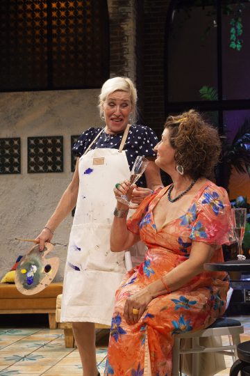 Helsingin Kaupunginteatteri – Pullo cavaa ja aurinkoa – Kuvassa Eija Vilpas ja Heidi Herala– Kuva © Harri Hinkka