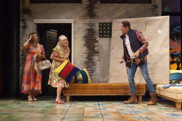 Helsingin Kaupunginteatteri – Pullo cavaa ja aurinkoa – Kuvassa Heidi Herala, Jaana Saarinen ja Sauli Suonpää – Kuva © Harri Hinkka