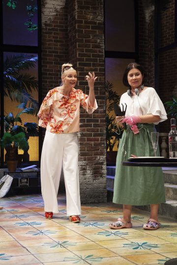 Helsingin Kaupunginteatteri – Pullo cavaa ja aurinkoa – Kuvassa Maija Lang ja Aino Seppo – Kuva © Harri Hinkka