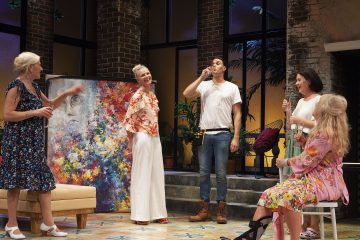 Helsingin Kaupunginteatteri – Pullo cavaa ja aurinkoa – Kuvassa Eija Vilpas, Maija Lang, Sauli Suonpää, Aino Seppo ja Jaana Saarinen – Kuva © Harri Hinkka