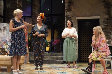 Helsingin Kaupunginteatteri – Pullo cavaa ja aurinkoa – Kuvassa Eija Vilpas, Heidi Herala, Aino Seppo ja Jaana Saarinen– Kuva © Harri Hinkka