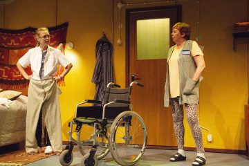 Lilla Teatern – Fly Me To The Moon –  På bilden Linda Zilliacus och Pia Runnakko – Foto Henrik Schütt