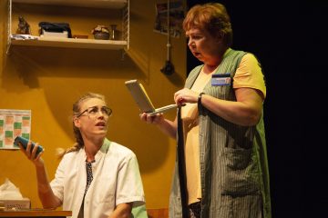 Lilla Teatern – Fly Me To The Moon –  På bilden Linda Zilliacus och Pia Runnakko – Foto Henrik Schütt