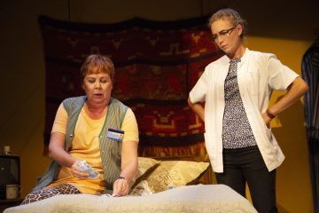 Lilla Teatern – Fly Me To The Moon –  På bilden Pia Runnakko och Linda Zilliacus – Foto Henrik Schütt