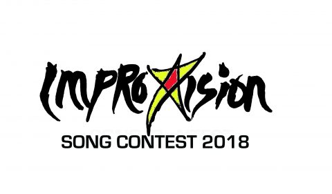 ImproXision Song Contest 2018 -laulukilpailun logo tyylitellyllä mustalla tekstillä. ImproXisionin X on suuri, keltainen ja punaisella keskellä, joka muistuttaa siveltimenvetoja, ja Song Contest 2018 on lihavoitu mustilla kirjaimilla sen alapuolella.
