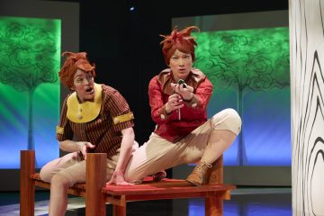 Helsingin Kaupunginteatteri – Mörköooppera – Kuvassa Tiina Peltonen, Sari Haapamäki – Kuva © Tom Röllich