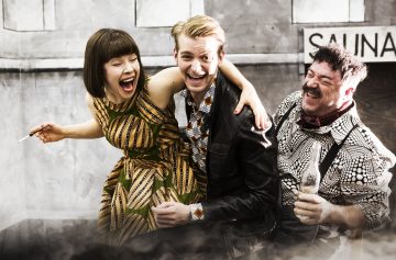 Helsingin Kaupunginteatteri –  Herra Puntila ja hänen renkinsä Matti – Kuvassa Anna-Riikka Rajanen, Antti Peltola, Pertti Sveholm – Kuva © Tapio Vanhatalo