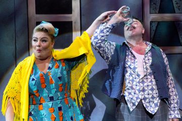 Helsingin Kaupunginteatteri – Herra Puntila ja hänen renkinsä Matti – Kuvassa: Sanna Saarijärvi, Pertti Sveholm – Kuva © Tapio Vanhatalo