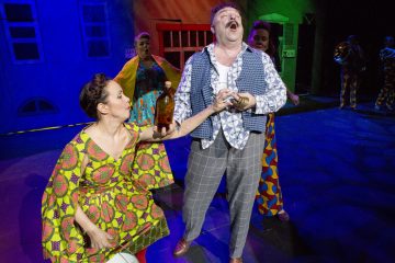 Helsingin Kaupunginteatteri – Herra Puntila ja hänen renkinsä Matti – Kuvassa: Kirsi Karlenius, Sanna Saarijärvi, Pertti Sveholm, Leenamari Unho – Kuva © Tapio Vanhatalo