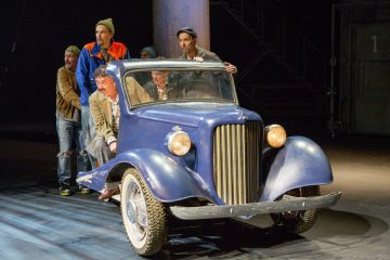 Helsingin Kaupunginteatteri – Herra Puntila ja hänen renkinsä Matti – Kuvassa: Juha Jokela, Mikko Paloniemi,  Pertti Sveholm, Jyrki Kasper, Antti Peltola, Unto Nuora – Kuva © Tapio Vanhatalo