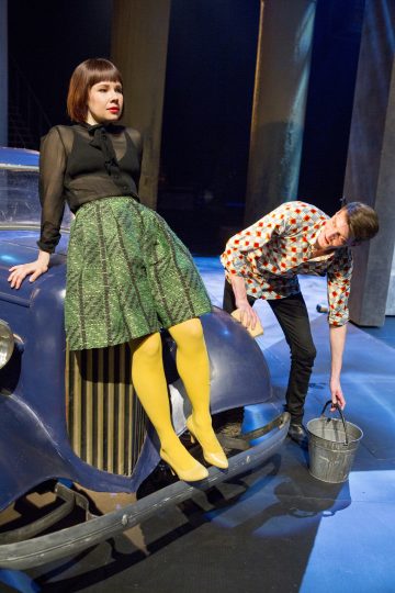 Helsingin Kaupunginteatteri – Herra Puntila ja hänen renkinsä Matti – Kuvassa: Anna-Riikka Rajanen, Antti Peltola – Kuva © Tapio Vanhatalo