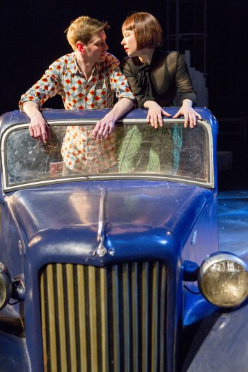 Helsingin Kaupunginteatteri – Herra Puntila ja hänen renkinsä Matti – Kuvassa: Antti Peltola, Anna-Riikka Rajanen – Kuva © Tapio Vanhatalo