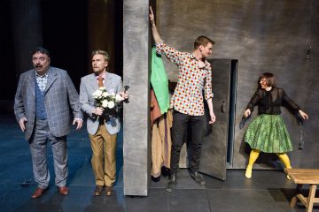 Helsingin Kaupunginteatteri – Herra Puntila ja hänen renkinsä Matti – Kuvassa: Pertti Sveholm, Antti Timonen, Antti Peltola, Anna-Riikka Rajanen – Kuva © Tapio Vanhatalo