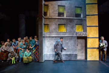 Helsingin Kaupunginteatteri – Herra Puntila ja hänen renkinsä Matti – Kuvassa: Raili Raitala, Helena Haaranen, Laura Alajääski, Matti Olavii Ranin, Juha Jokela, Eero Saarinen, Sanna Saarijärvi, Kai Lähdesmäki, Kari Mattila, Kirsi Karlenius, Jyrki Kasper, Mikko Paloniemi, Unto Nuora, Leenamari Unho, Pertti Sveholm, Antti Timonen – Kuva © Tapio Vanhatalo