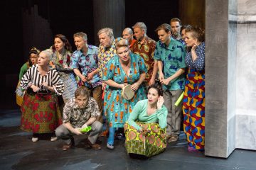 Helsingin Kaupunginteatteri – Herra Puntila ja hänen renkinsä Matti – Kuvassa: Raili Raitala, Helena Haaranen, Laura Alajääski, Matti Olavii Ranin, Juha Jokela, Eero Saarinen, Sanna Saarijärvi, Kai Lähdesmäki, Kari Mattila, Kirsi Karlenius, Jyrki Kasper, Mikko Paloniemi, Unto Nuora, Leenamari Unho – Kuva © Tapio Vanhatalo