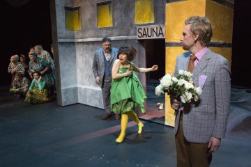 Helsingin Kaupunginteatteri – Herra Puntila ja hänen renkinsä Matti – Kuvassa: Pertti Sveholm, Anna-Riikka Rajanen, Antti Timonen – Kuva © Tapio Vanhatalo