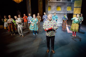 Helsingin Kaupunginteatteri – Herra Puntila ja hänen renkinsä Matti – Kuvassa: Raili Raitala, Helena Haaranen, Laura Alajääski, Matti Olavi Ranin, Kai Lähdesmäki, Juha Jokela, Sanna Saarijärvi, Kari Mattila, Mikko Paloniemi, Eero Saarinen, Jyrki Kasper, Leenamari Unho, Kirsi Karlenius, Unto Nuora – Kuva © Tapio Vanhatalo