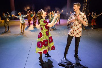 Helsingin Kaupunginteatteri – Herra Puntila ja hänen renkinsä Matti – Kuvassa: Laura Alajääski, Antti Peltola – Kuva © Tapio Vanhatalo