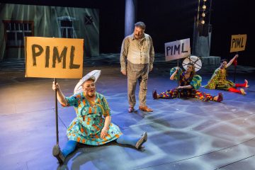 Helsingin Kaupunginteatteri – Herra Puntila ja hänen renkinsä Matti – Kuvassa: Sanna Saarijärvi, Pertti Sveholm, Leenamari Unho, Kirsi Karlenius – Kuva © Tapio Vanhatalo