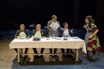 Helsingin Kaupunginteatteri – Herra Puntila ja hänen renkinsä Matti – Kuvassa: Kari Mattila, Eero Saarinen,  Matti Olavi Ranin, Unto Nuora, Laura Alajääski – Kuva © Tapio Vanhatalo