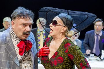 Helsingin Kaupunginteatteri – Herra Puntila ja hänen renkinsä Matti – Kuvassa: Pertti Sveholm, Helena Haaranen – Kuva © Tapio Vanhatalo