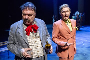 Helsingin Kaupunginteatteri – Herra Puntila ja hänen renkinsä Matti – Kuvassa: Pertti Sveholm, Antti Timonen – Kuva © Tapio Vanhatalo