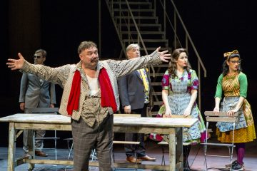 Helsingin Kaupunginteatteri – Herra Puntila ja hänen renkinsä Matti – Kuvassa: Matti Olavi Ranin, Pertti Sveholm, Eero Saarinen, Laura Alajääski, Raili Raitala – Kuva © Tapio Vanhatalo