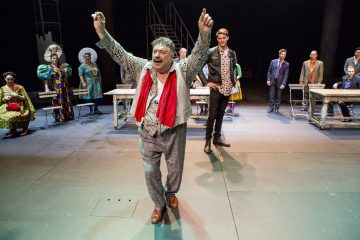 Helsingin Kaupunginteatteri – Herra Puntila ja hänen renkinsä Matti – Kuvassa: edessä Pertti Sveholm, takana Kirsi Karlenius, Leenamari Unho, Sanna Saarijärvi, Eero Saarinen, Antti Peltola, Unto Nuora, Kai Lähdesmäki, Mikko Paloniemi, Jyrki Kasper – Kuva © Tapio Vanhatalo