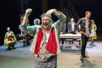 Helsingin Kaupunginteatteri – Herra Puntila ja hänen renkinsä Matti – Kuvassa: edessä Pertti Sveholm, takana Kirsi Karlenius, Sanna Saarijärvi, Eero Saarinen, Antti Peltola, Unto Nuora, Raili Raitala – Kuva © Tapio Vanhatalo