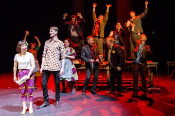 Helsingin Kaupunginteatteri – Herra Puntila ja hänen renkinsä Matti – Kuvassa: Anna-Riikka Rajanen, Raili Raitala, Antti Peltola, Laura Alajääski, Unto Nuora, Kari Mattila, Kai Lähdesmäki, Eero Saarinen, Mikko Paloniemi, Jyrki Kasper, Juha Jokela – Kuva © Tapio Vanhatalo