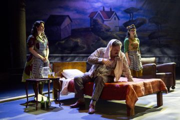 Helsingin Kaupunginteatteri – Herra Puntila ja hänen renkinsä Matti – Kuvassa: Laura Alajääski, Pertti Sveholm, Raili Raitala – Kuva © Tapio Vanhatalo