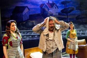 Helsingin Kaupunginteatteri – Herra Puntila ja hänen renkinsä Matti – Kuvassa: Laura Alajääski, Pertti Sveholm, Raili Raitala – Kuva © Tapio Vanhatalo