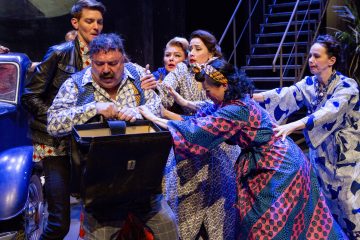 Helsingin Kaupunginteatteri – Herra Puntila ja hänen renkinsä Matti – Kuvassa: Antti Peltola, Pertti Sveholm, Sanna Saarijärvi, Laura Alajääski, Raili Raitala, Kirsi Karlenius – Kuva © Tapio Vanhatalo