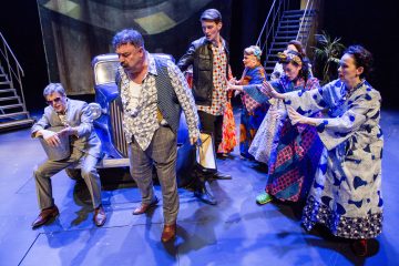 Helsingin Kaupunginteatteri – Herra Puntila ja hänen renkinsä Matti – Kuvassa: Matti Olavi Ranin, Pertti Sveholm, Antti Peltola, Sanna Saarijärvi, Laura Alajääski, Raili Raitala, Kirsi Karlenius – Kuva © Tapio Vanhatalo