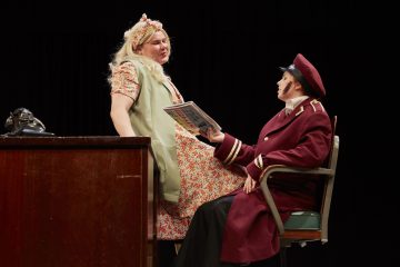 Helsingin Kaupunginteatteri – Syntipukki – Kuvassa Joel Hirvonen ja Asta Sveholm Kuva © Tom Röllich