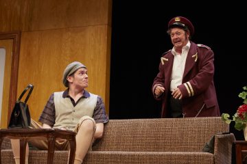 Helsingin Kaupunginteatteri – Syntipukki – Kuvassa Emil Kihlström ja Jouko Klemettilä – Kuva © Tom Röllich