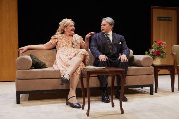 Helsingin Kaupunginteatteri – Syntipukki – Kuvassa Santeri Kinnunen ja Joel Hirvonen – Kuva © Tom Röllich