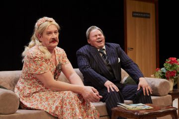 Helsingin Kaupunginteatteri – Syntipukki – Kuvassa Santeri Kinnunen ja Joel Hirvonen – Kuva © Tom Röllich