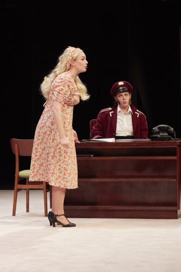 Helsingin Kaupunginteatteri – Syntipukki – Kuvassa Asta Sveholm ja Nenna Tyni Kuva © Tom Röllich