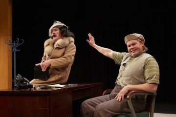 Helsingin Kaupunginteatteri – Syntipukki – Kuvassa Santeri Kinnunen ja Joel Hirvonen – Kuva © Tom Röllich