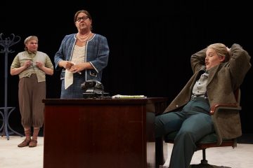 Helsingin Kaupunginteatteri – Syntipukki – Kuvassa Joel Hirvonen, Jouko Klemettilä ja Nenna Tyni – Kuva © Tom Röllich