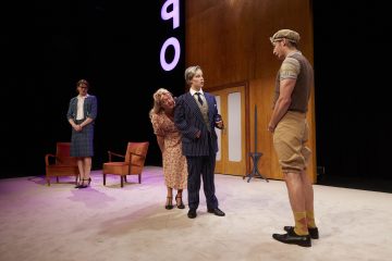 Helsingin Kaupunginteatteri – Syntipukki – Kuvassa Emil Kihlström, Jouko Klemettilä, Nenna Tyni ja Alex Anton – Kuva © Tom Röllich