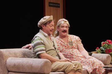 Helsingin Kaupunginteatteri – Syntipukki – Kuvassa Jouko Klemettilä ja Santeri Kinnunen Kuva © Tom Röllich