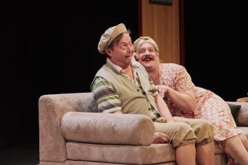 Helsingin Kaupunginteatteri – Syntipukki – Kuvassa Jouko Klemettilä ja Santeri Kinnunen Kuva © Tom Röllich