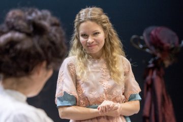 Helsingin Kaupunginteatteri – Nukkekoti, osa 2 – Kuvassa Elina Hietala, Susanna Mikkonen – Kuva © Tapio Vanhatalo