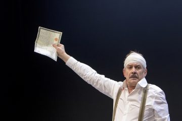 Helsingin Kaupunginteatteri – Nukkekoti, osa 2 – Kuvassa Santeri Kinnunen – Kuva © Tapio Vanhatalo