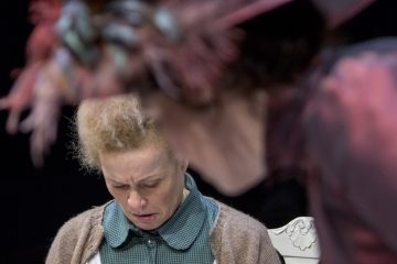 Helsingin Kaupunginteatteri – Nukkekoti, osa 2 – Kuvassa Ursula Salo, Susanna Mikkonen – Kuva © Tapio Vanhatalo