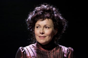 Helsingin Kaupunginteatteri – Nukkekoti, osa 2 – Kuvassa Susanna Mikkonen – Kuva © Tapio Vanhatalo